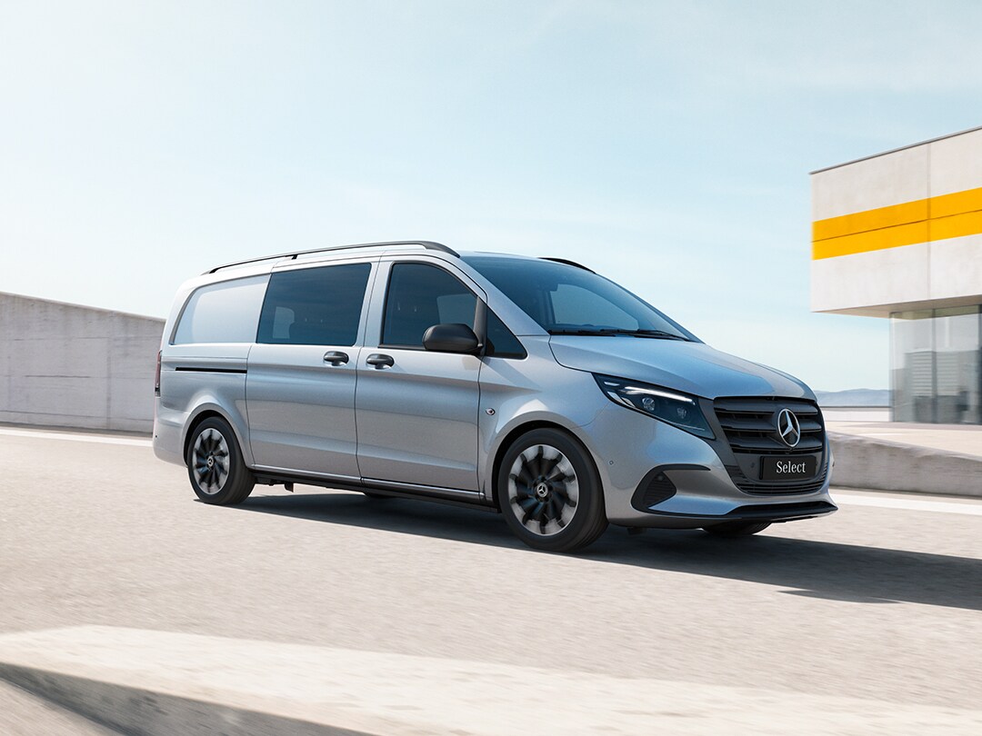 The Vito Tourer and eVito Tourer standing in a parking lot.