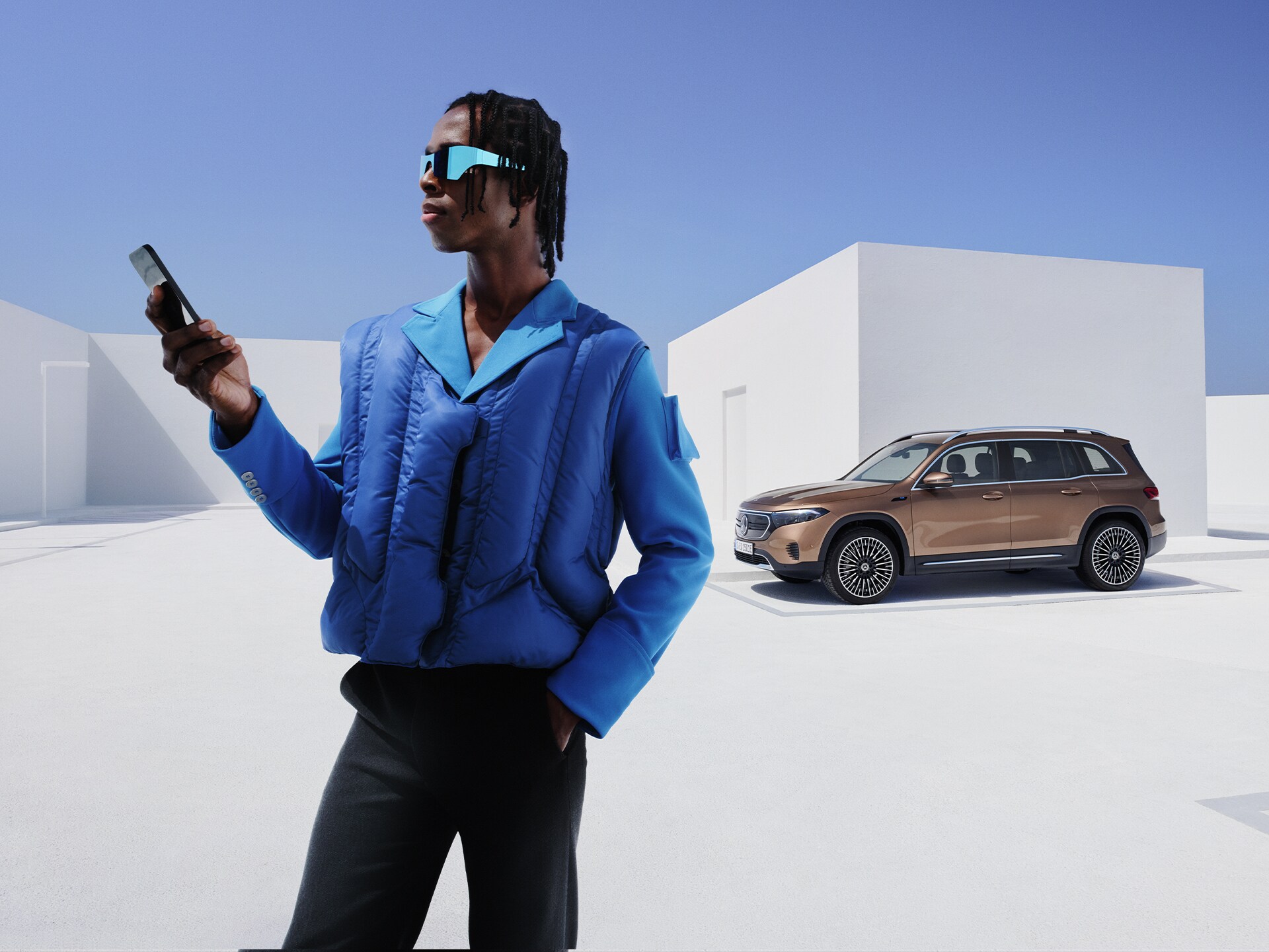 The menu of the Mercede-Benz App displays the available functions of the Navigation, Remote and GUARD 360˚ Digital Extras on a smartphone.