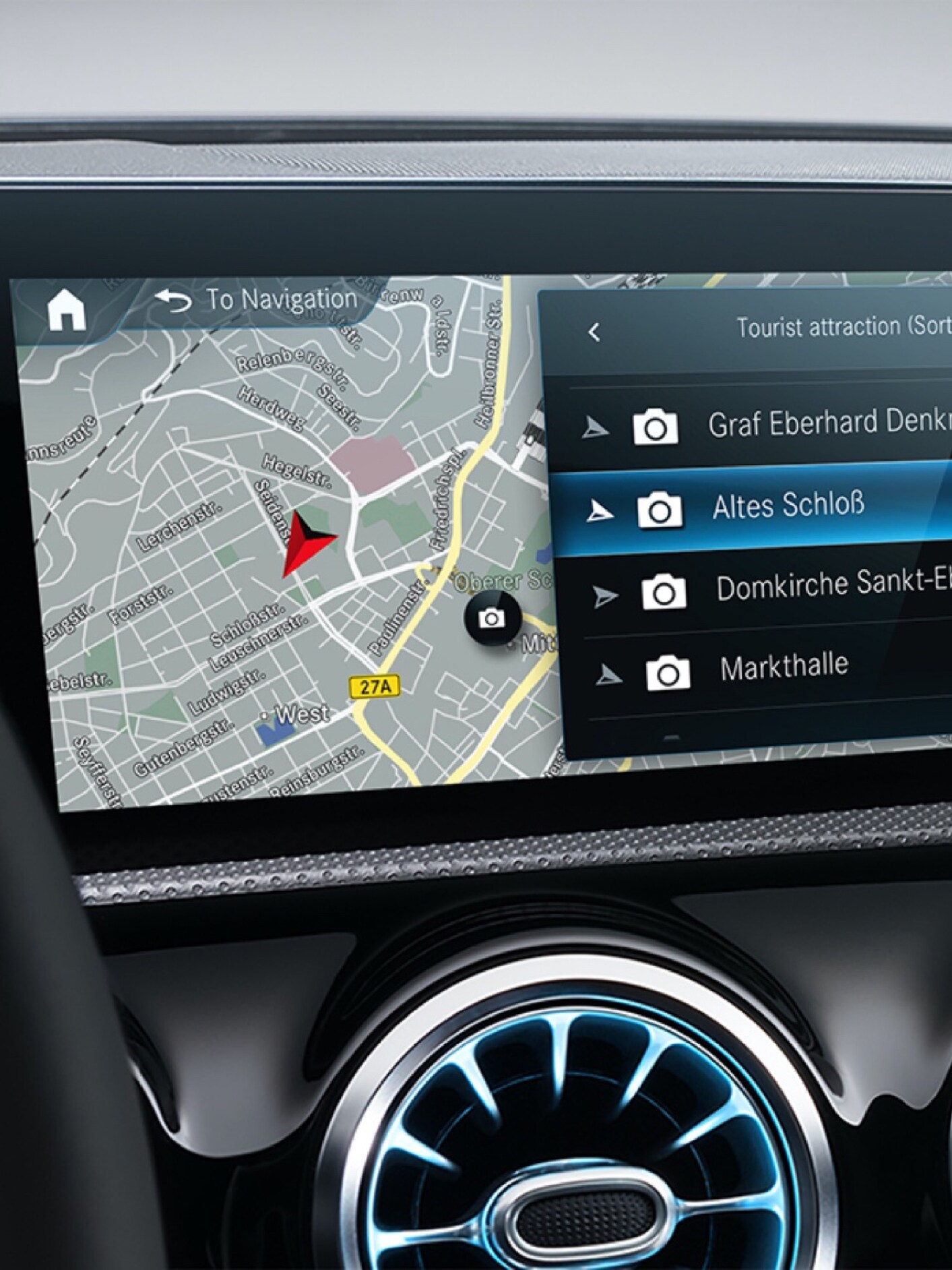 The Local Search displays the best route for the driver thanks to the Navigation Digital Extras.
