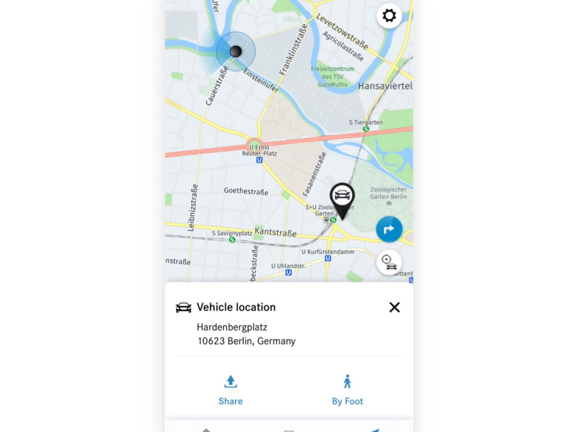 The vehicle location is displayed in the Mercedes-Benz App on a smartphone.