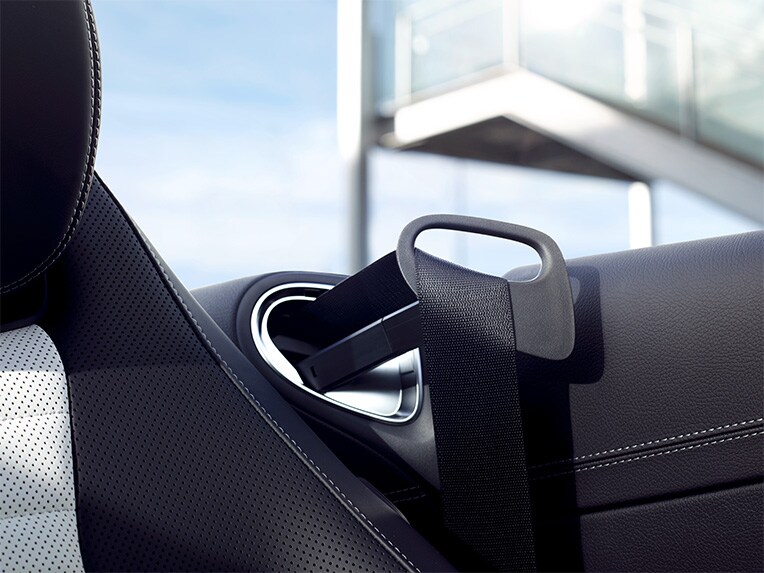 Seat belt feeder in the Mercedes-Benz E-Class Cabriolet.