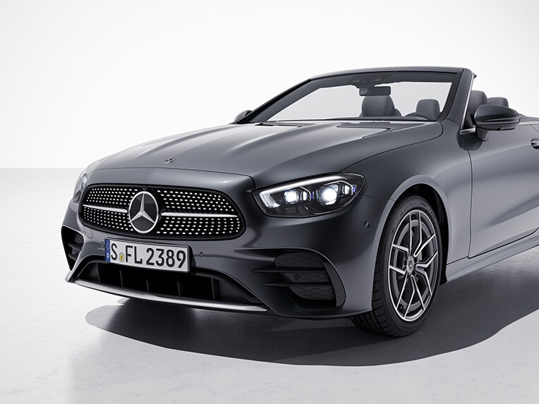Exterior of the E-Class Cabriolet from Mercedes-Benz with the AMG Line equipment line.