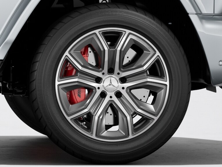 The AMG front and rear brake callipers painted in red of the Mercedes-AMG G-Class.