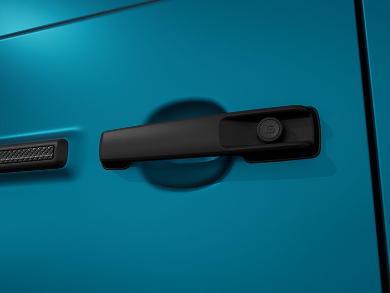 The door handles of the Mercedes-AMG G-Class with the MANUFAKTUR Logo Package in black.