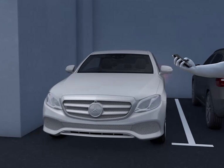 Die Funktionsweise des Park-Pakets mit Memory Park-Assistent im Mercedes-Bez GLC Coupé.