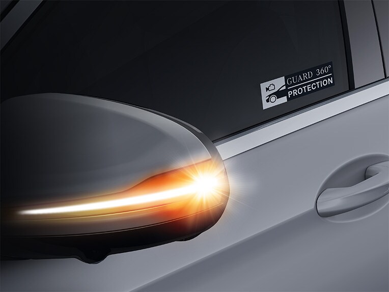 Illustration of the function of GUARD 360° vehicle protection in the Mercedes Maybach S-Class.