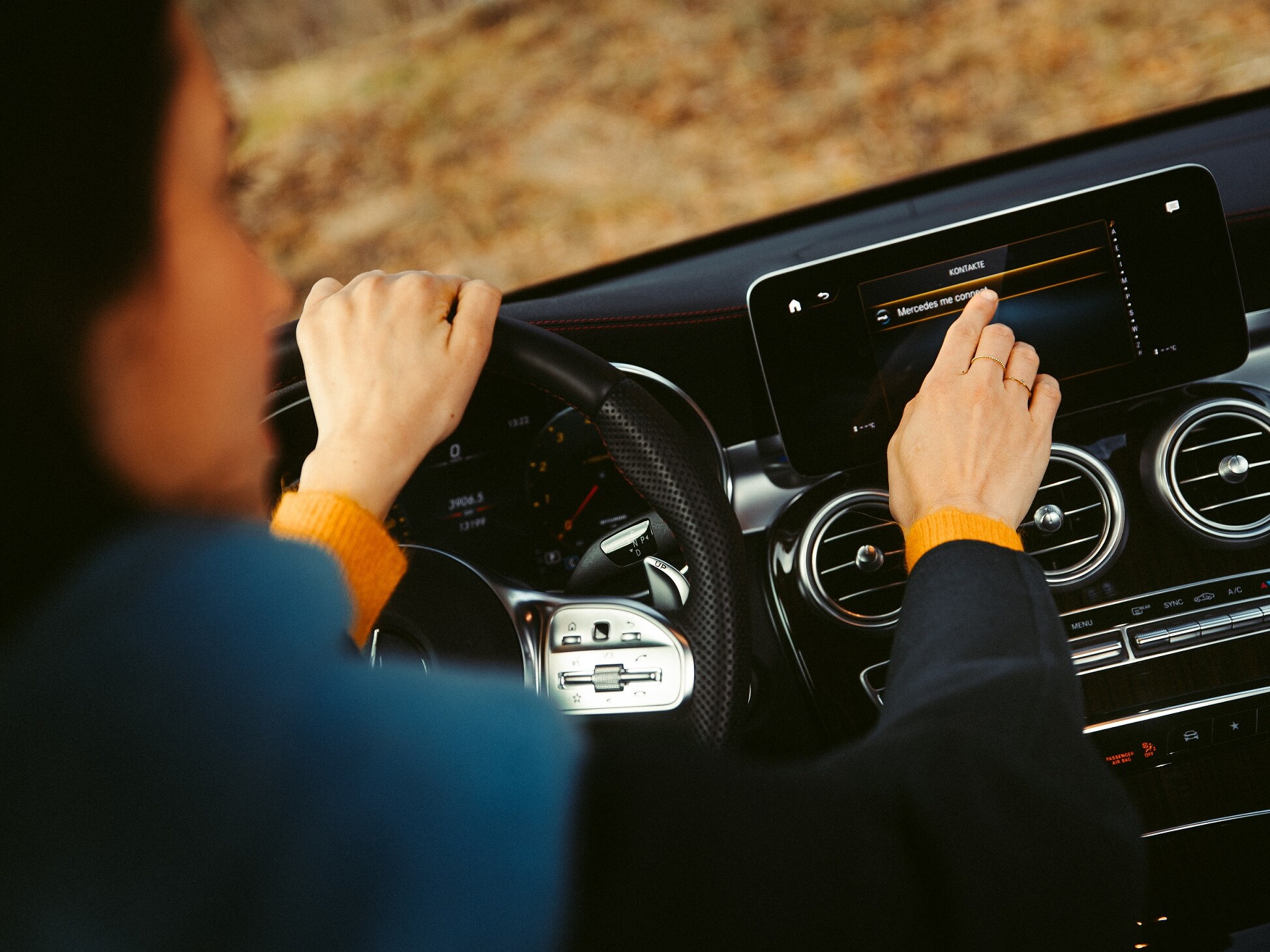The Mercedes me button in the vehicle's phone book directly connects drivers to Mercedes-Benz Service employees.