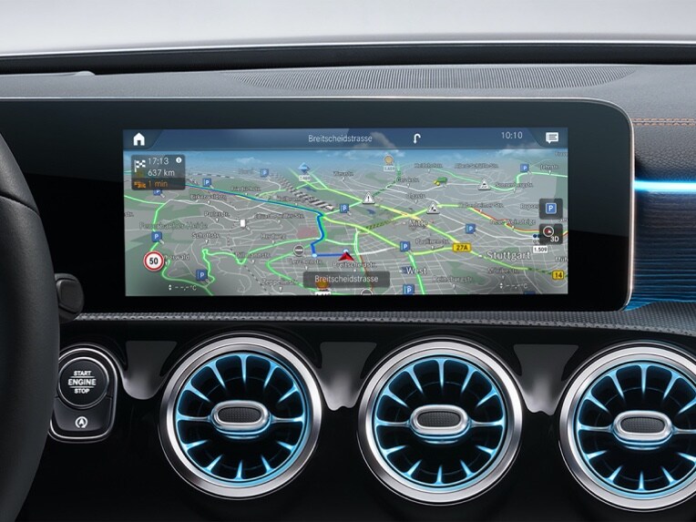The MBUX multimedia system displays the best route for the driver thanks to the Navigation Digital Extras.