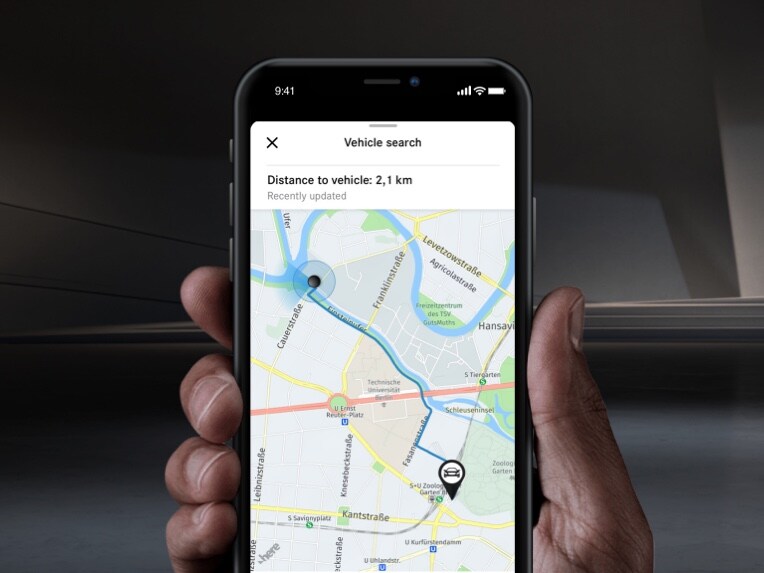 The vehicle location is displayed on a smartphone via Remote Digital Extra.
