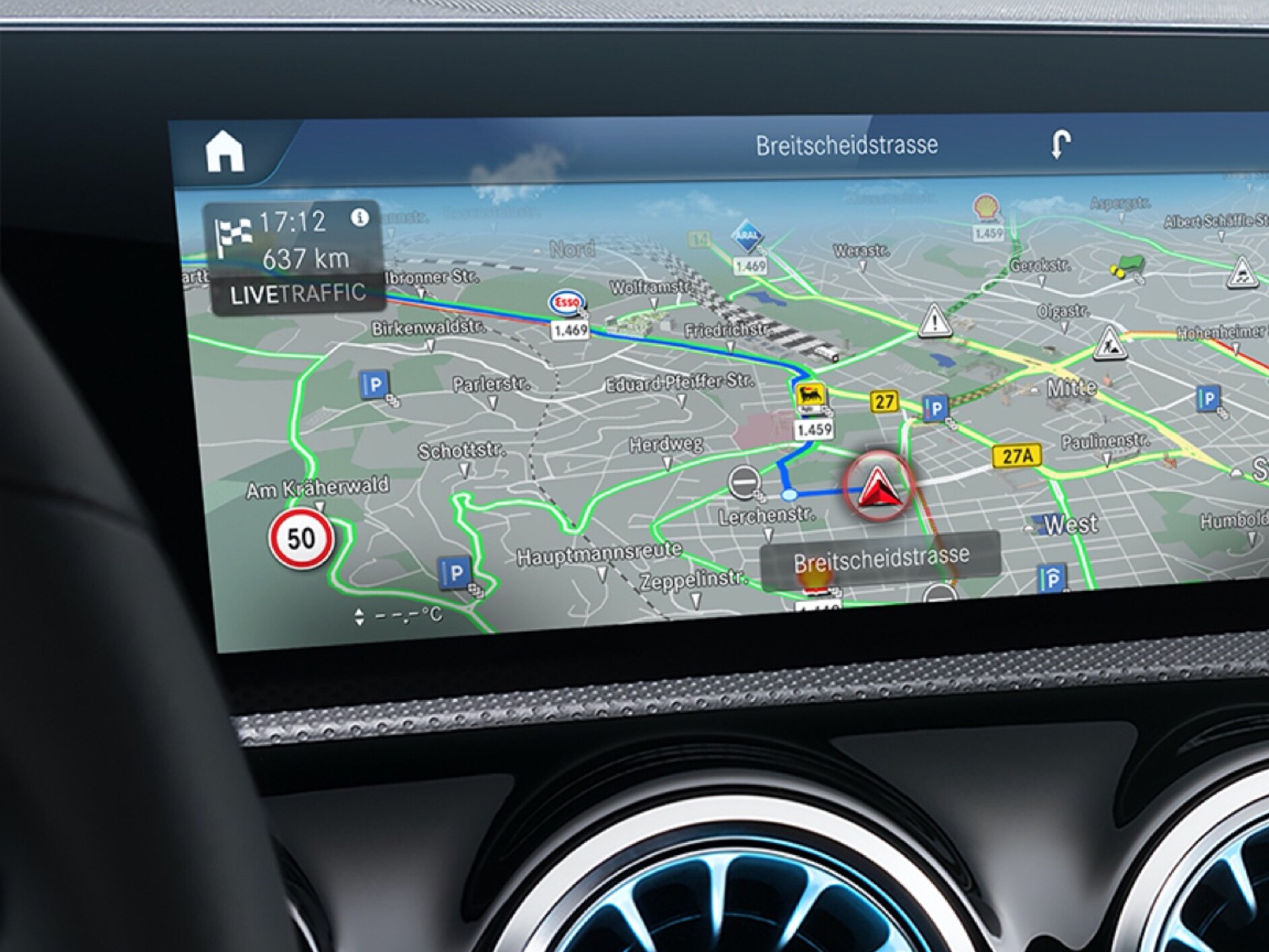 The MBUX multimedia system uses the Live Traffic Information Digital Extra to display the best route for the driver.