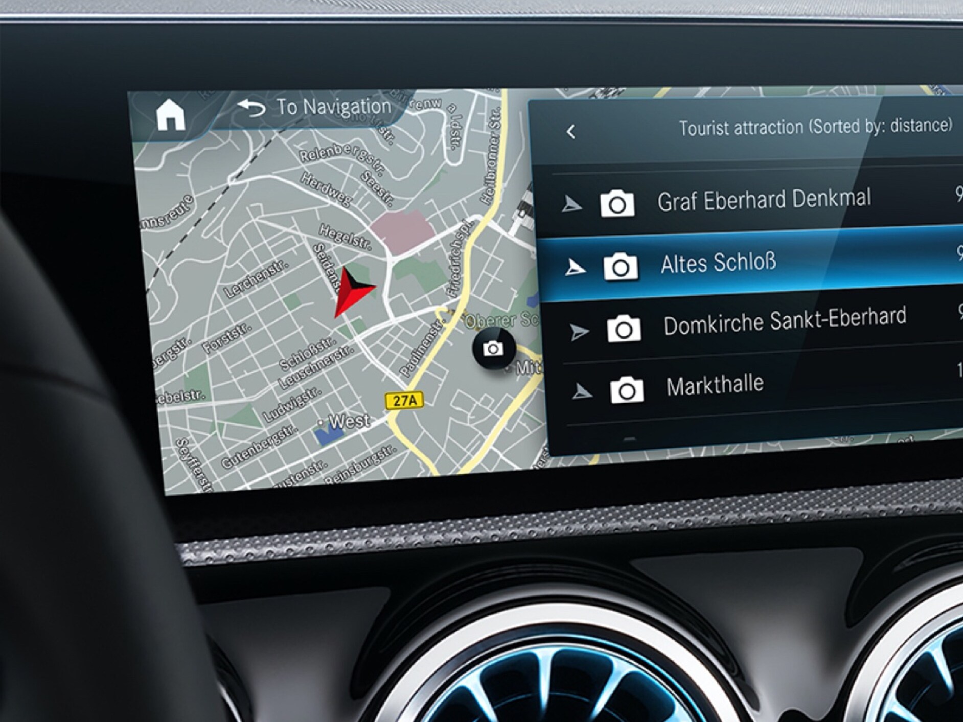 The MBUX multimedia system screen displays the best route for the driver thanks to the Navigation Digital Extras.