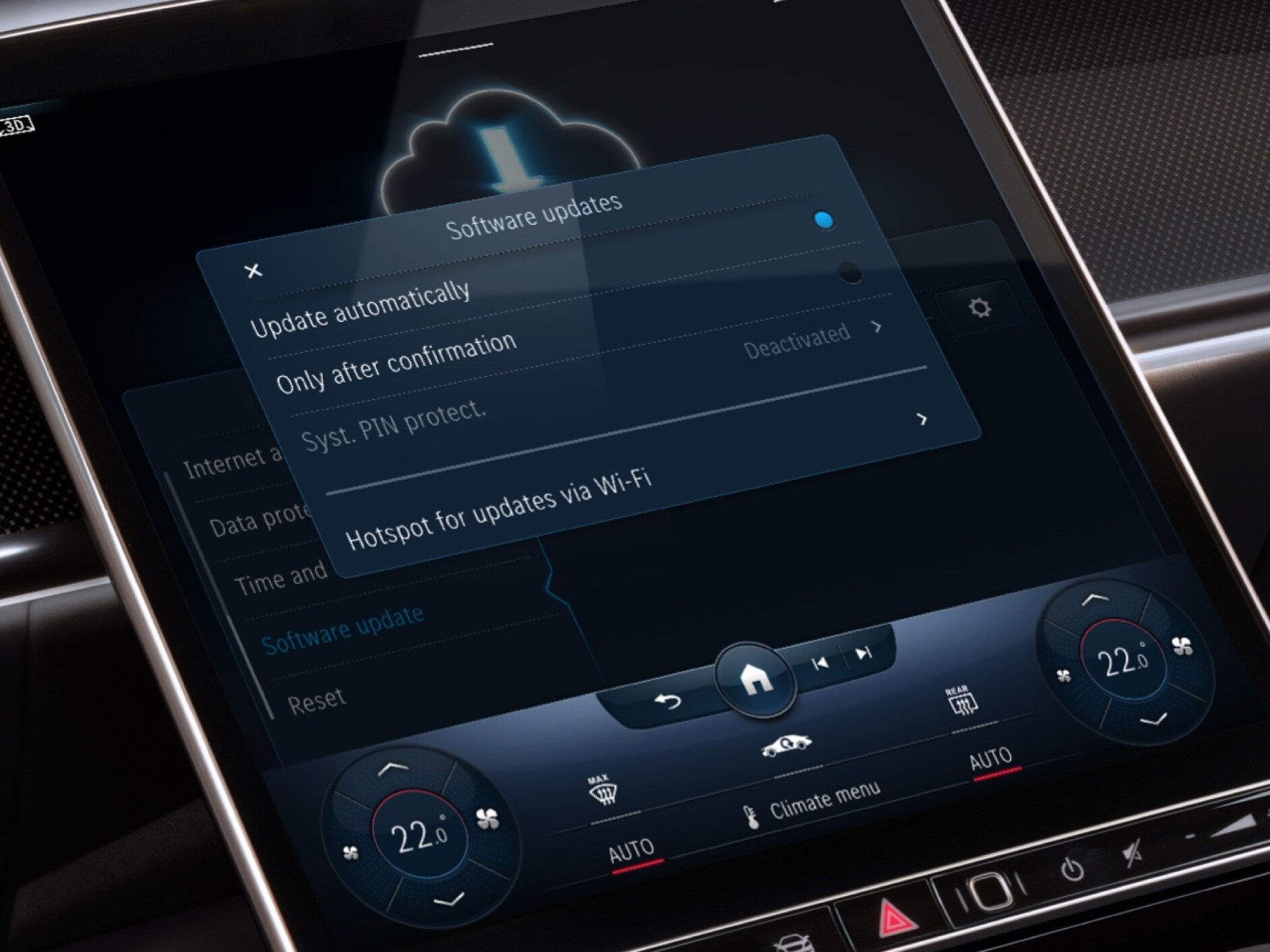 The navigation maps are being updated in the MBUX multimedia system using the Online Map Update Digital Extra.