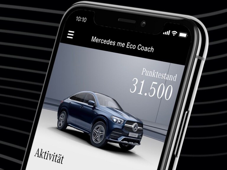 The Mercedes me Eco Coach App is open on a smartphone and the score achieved through a particularly environmentally friendly driving style is displayed.