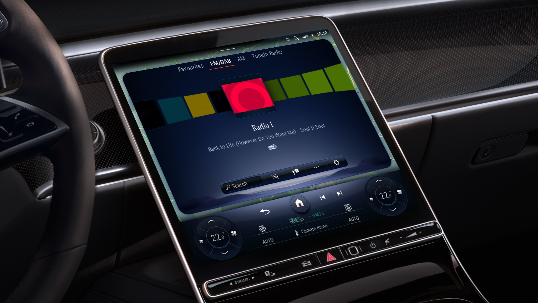 Augmented Radio Information | Entertainment | Mercedes-Benz The MBUX multimedia system in a Mercedes-Benz displays radio stations from all over the world thanks to the Entertainment Packages.
