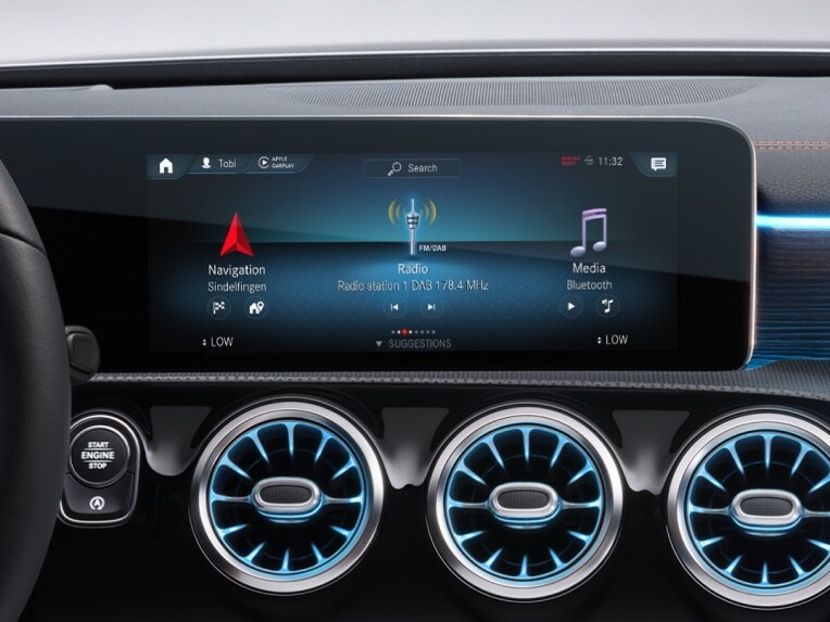 The Digital Radio Digital Extra is selected on the screen of the MBUX multimedia system.
