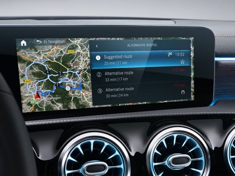 The MBUX multimedia system displays the best route for the driver thanks to the Navigation Digital Extras.