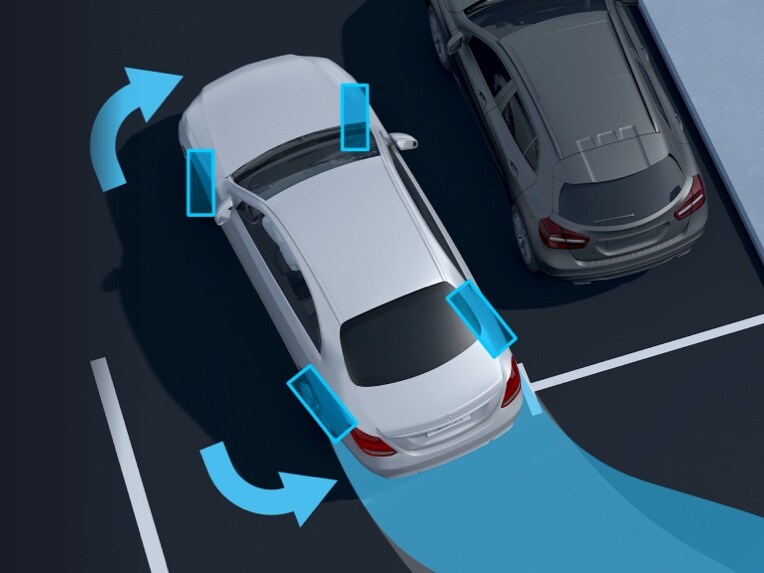 A Mercedes-Benz parks in a parking space with the Rear axle steering with large steering angle Digital Extra.