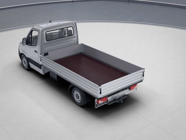 The bed with aluminium side panels and tailgate offers a robust cargo area suitable for pallets, which is accessible from 3 sides by folding down side boards and tailgate.