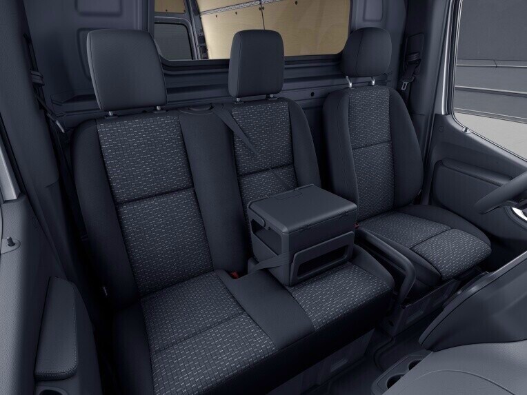 The luxury driver's seat can be manually adjusted in position, height and inclination by means of levers and adjustment wheels.