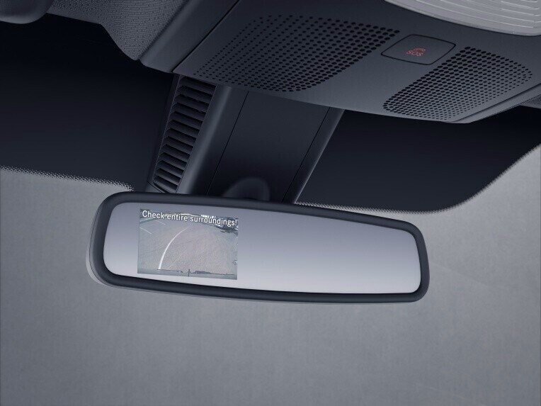 The reversing camera shows the area directly behind the vehicle on a display in the inside rearview mirror.