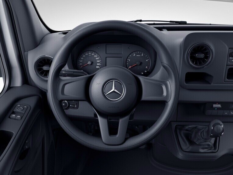 In the event of a collision, the airbag integrated in the steering wheel can protect the driver's head and upper body.