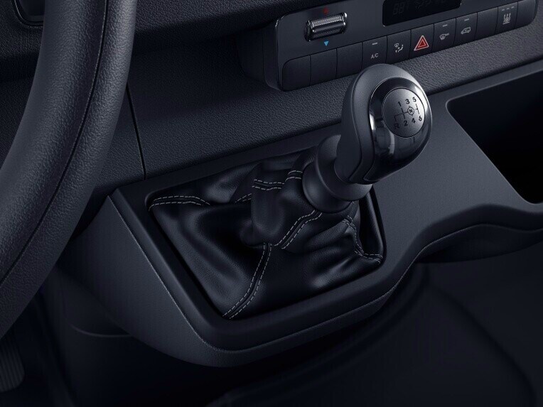 The 6-speed manual transmission combines high shifting and driving comfort with efficiency and agile handling.