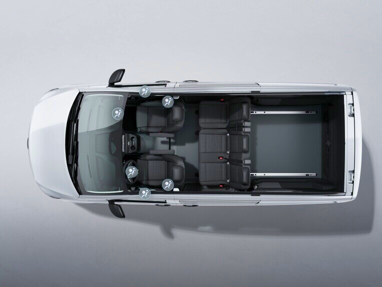 In the event of a collision, the front airbag for the front passenger can contribute to protecting the head and upper body of front-seat passengers.