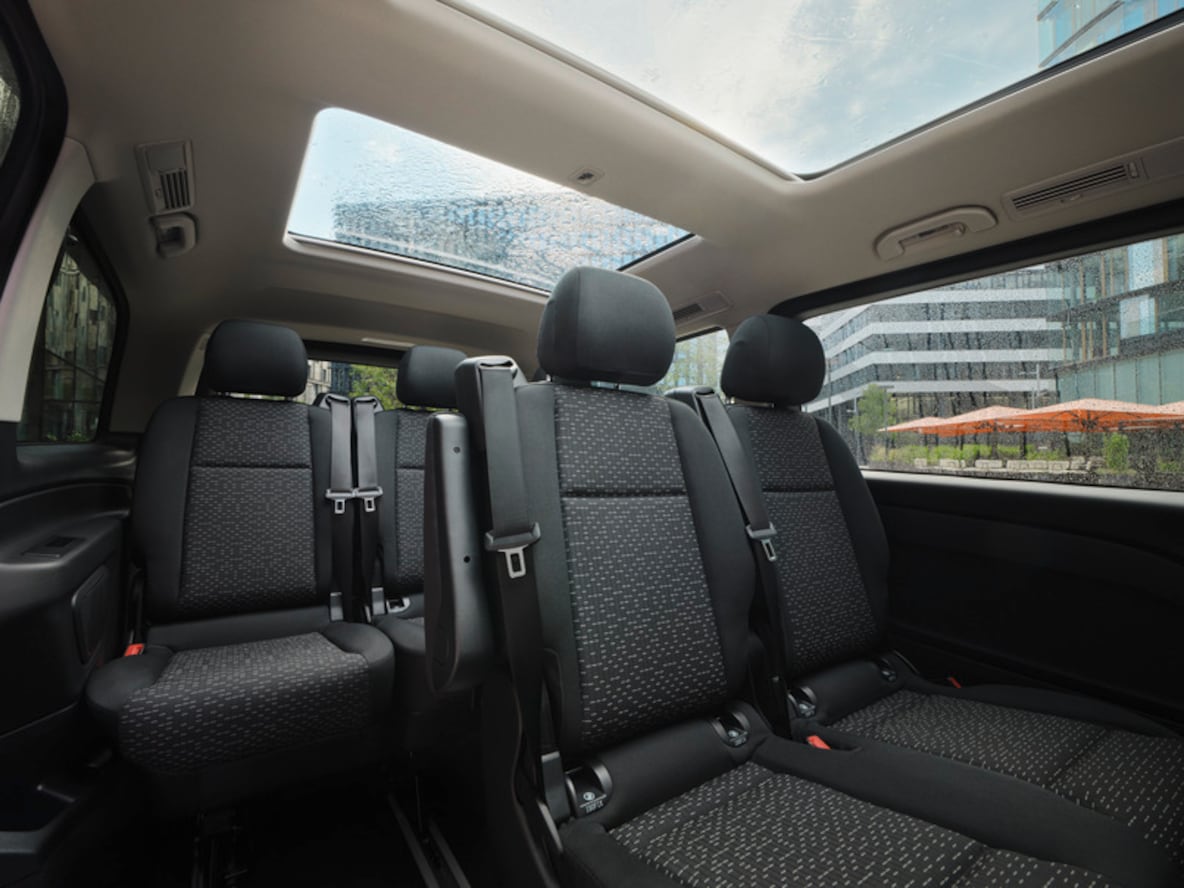 The passenger compartment of the Vito Tourer with panoramic roof. 